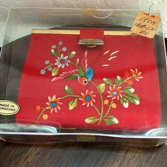Vintage: HATO HASI Embroidered Red Silk Bi-Fold Wallet - Picture 4 of 10